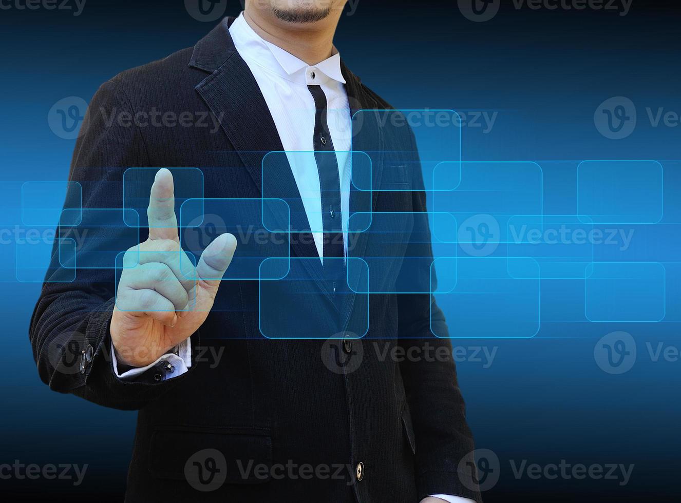 main d'homme d'affaires poussant le bouton sur une interface à écran tactile photo