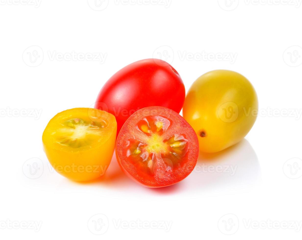 tomates cerises isolées sur fond blanc. photo