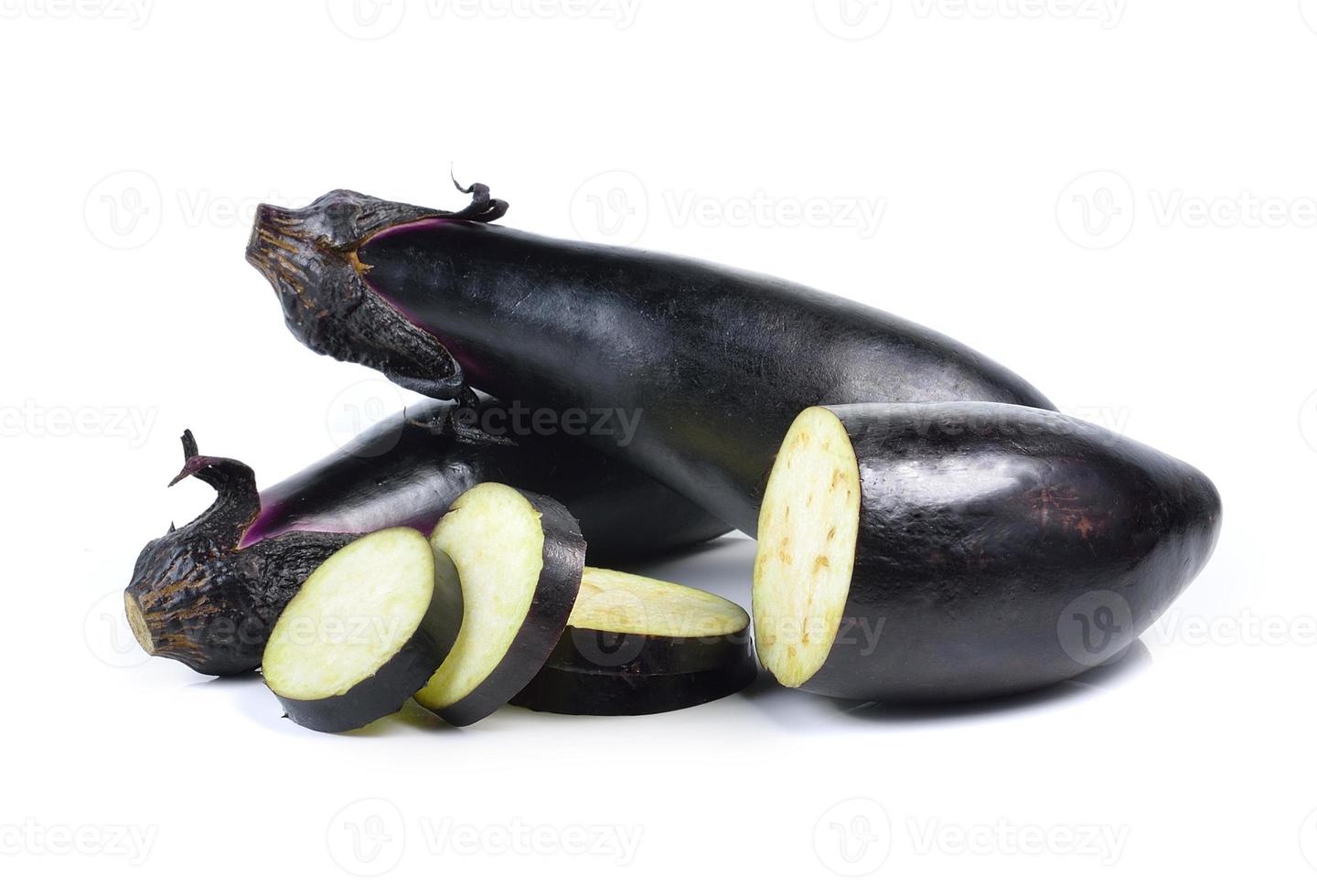 aubergine ou légume d'aubergine sur fond blanc photo