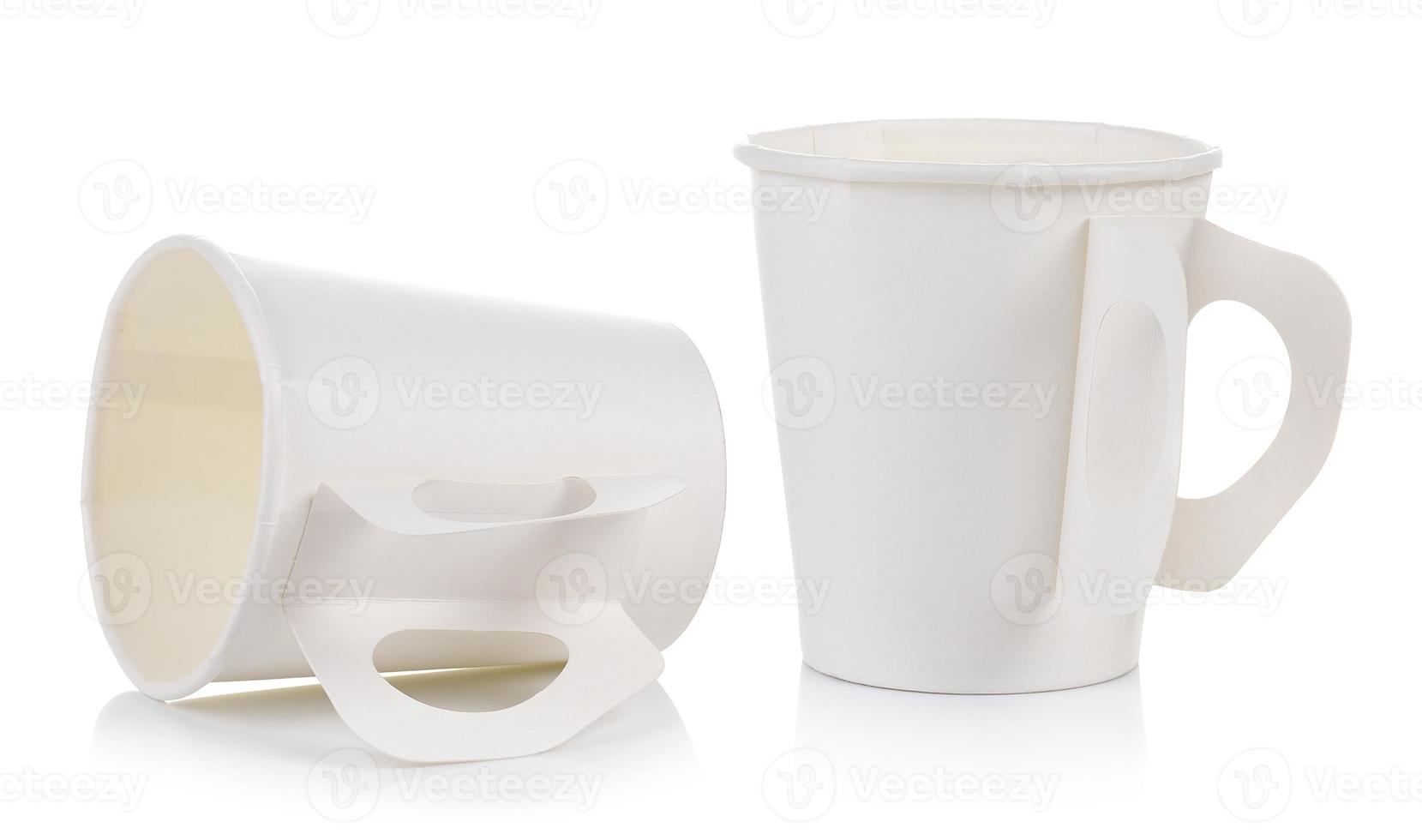 tasse de papier pour le café isolé sur fond blanc photo