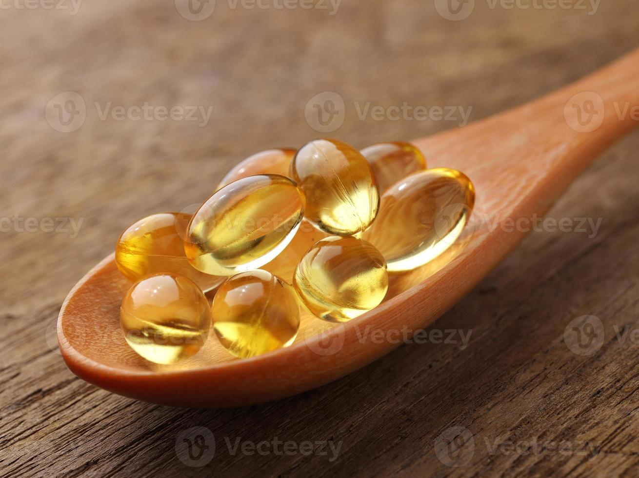 capsules d'huile de poisson dans une cuillère photo