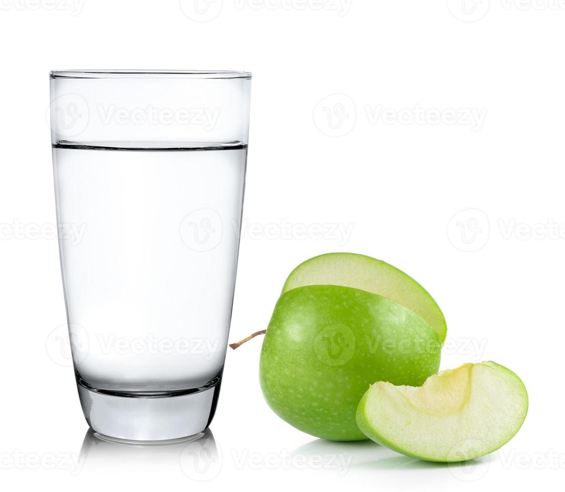 Verre d'eau et pomme isolé sur fond blanc photo