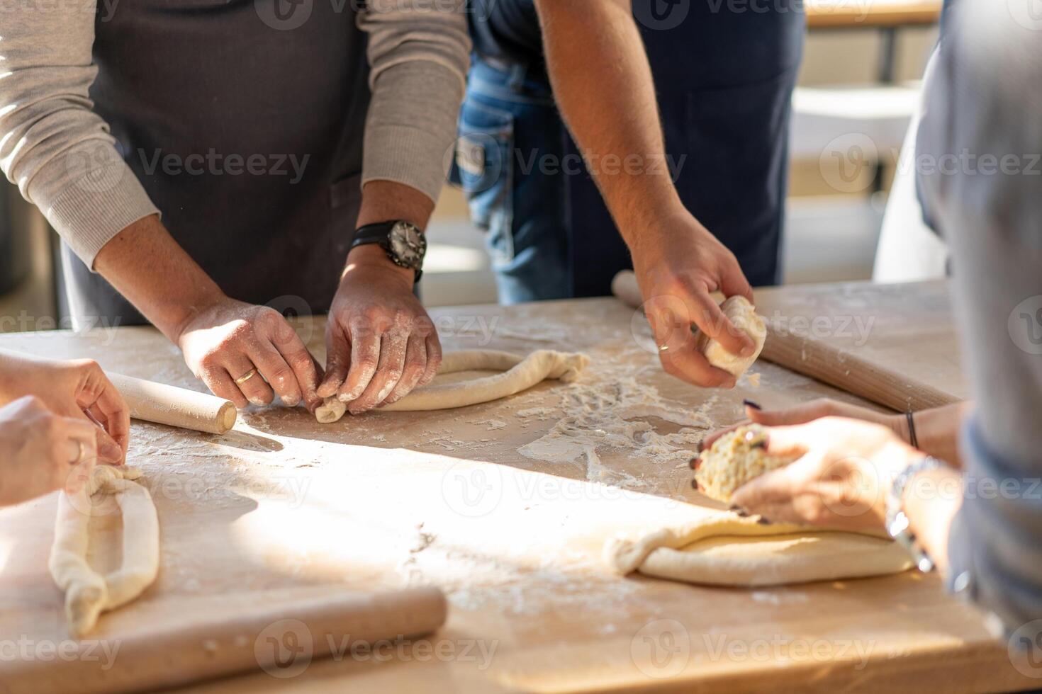 culinaire Maître classe. fermer de gens mains en train de préparer khachapuri. traditionnel géorgien fromage pain. géorgien nourriture photo