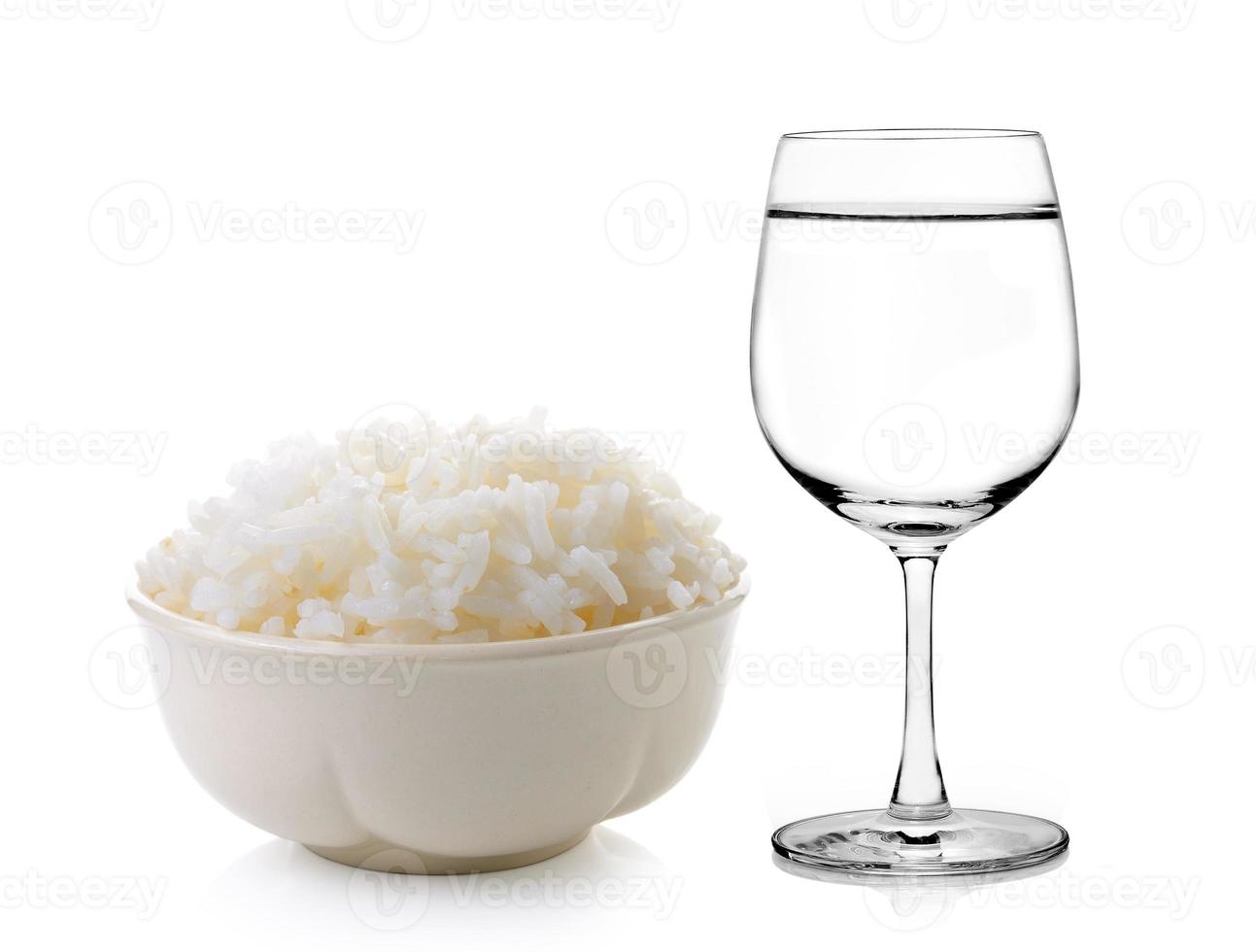 riz dans un bol et verre d'eau sur fond blanc photo