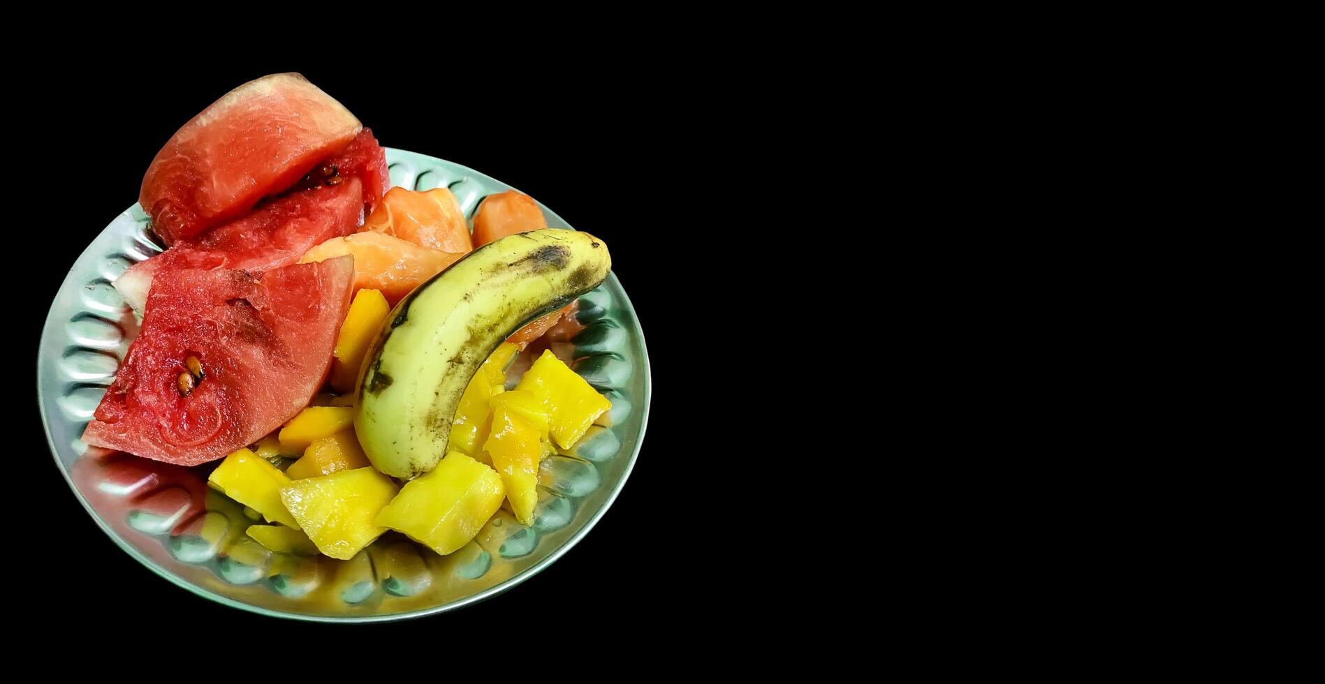 assiette avec différent des fruits sur noir Contexte photo