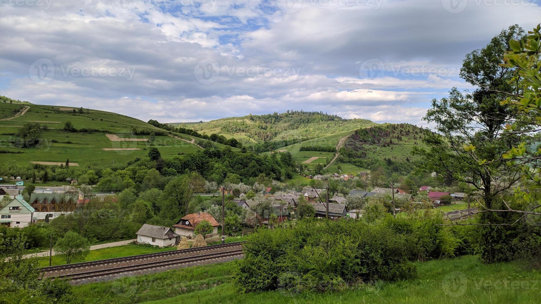 Montagne vert pistes dans une petit village. photo. photo