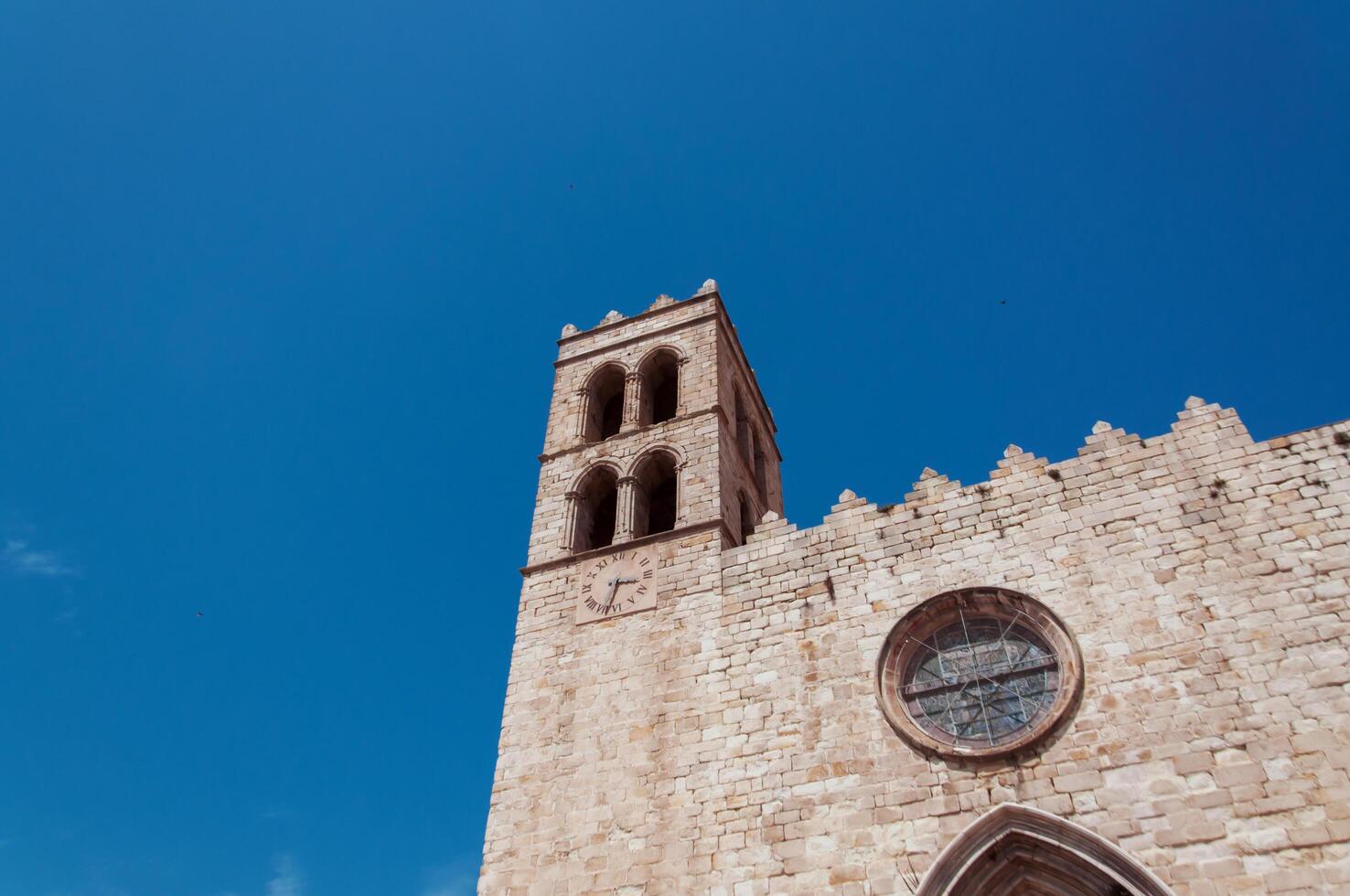 médiéval église avec une l'horloge sur une bleu ciel Contexte photo