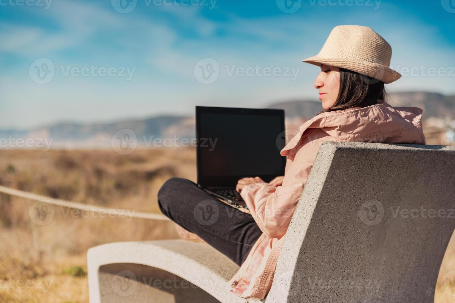 femme avec portable ordinateur, travail en plein air dans Barcelone. photo