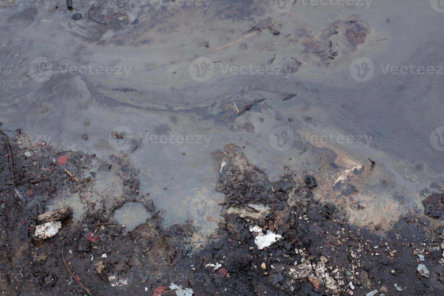 photo de sale pétrole mousse à rivière l'eau