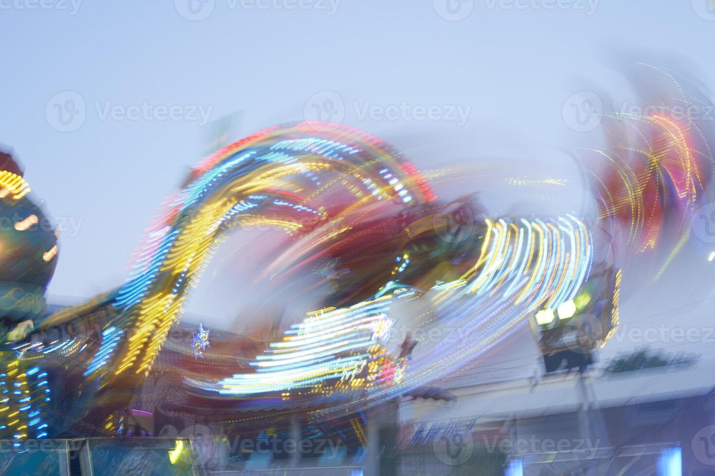 amusement parc flou effet. abstrait illuminé Contexte photo