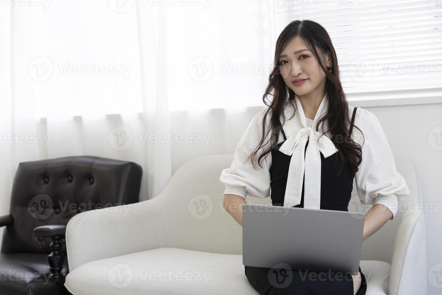 une travail Japonais femme par éloigné travail dans le Accueil Bureau fermer photo