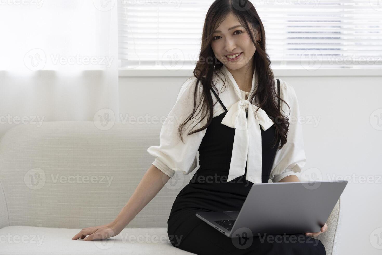 une travail Japonais femme par éloigné travail dans le Accueil Bureau fermer photo