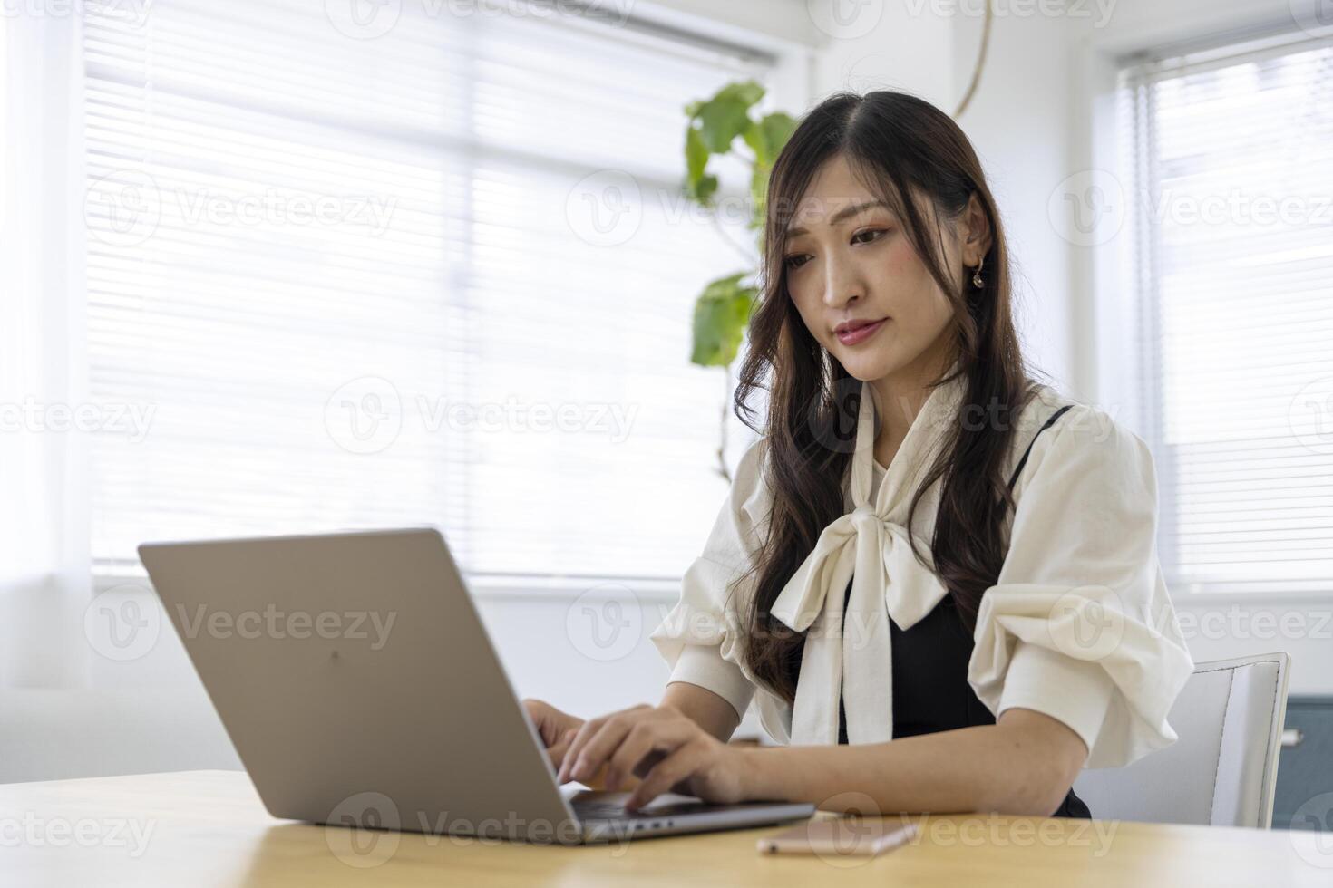 une travail Japonais femme par éloigné travail dans le Accueil Bureau fermer photo