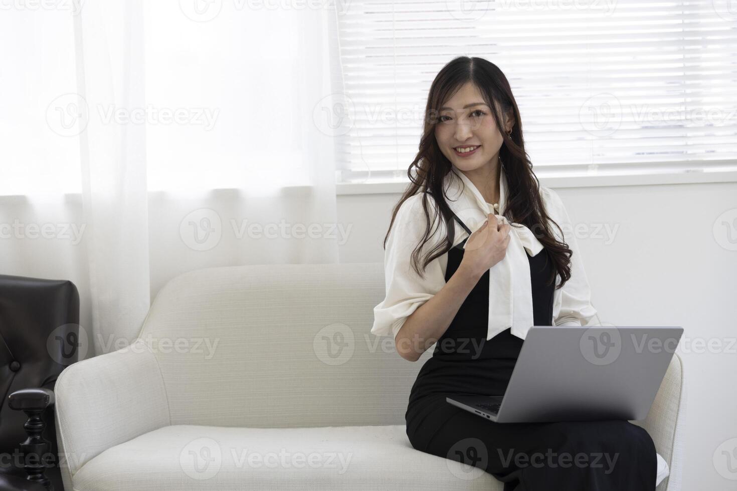 une travail Japonais femme par éloigné travail dans le Accueil Bureau fermer photo