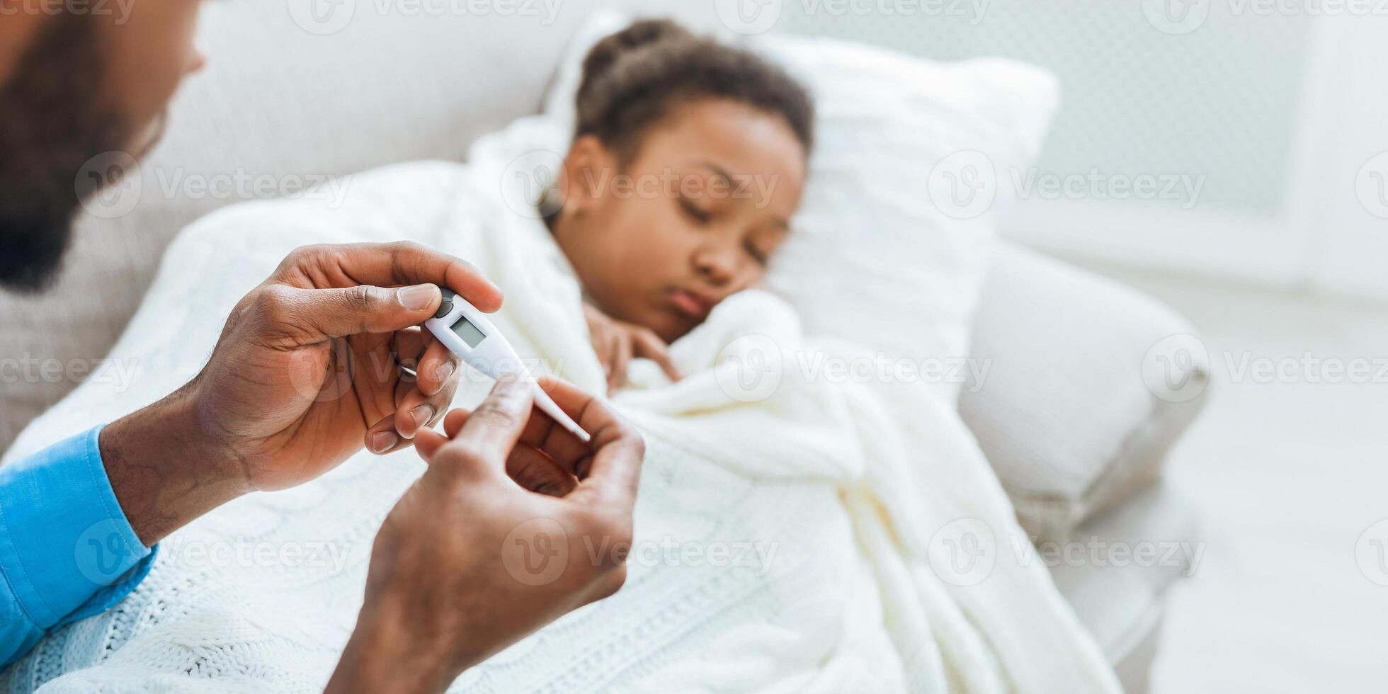 malade enfant. soins père mesure Température de le sien fille photo