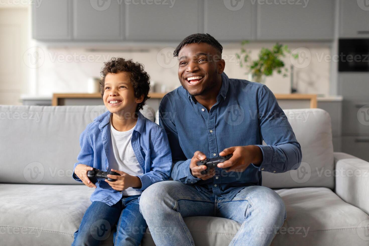 père et fils en jouant vidéo Jeux ensemble photo