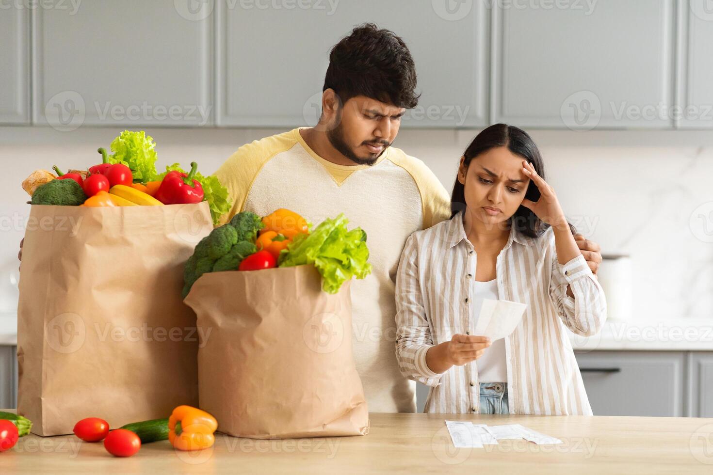 frustré Indien couple vérification factures après épicerie achats photo