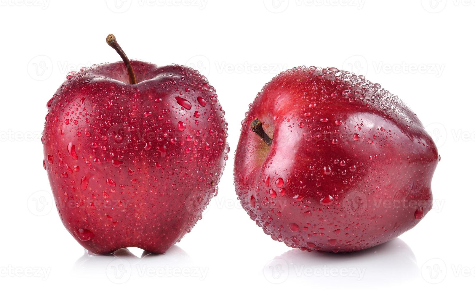 pomme rouge avec des gouttes d'eau sur fond blanc photo