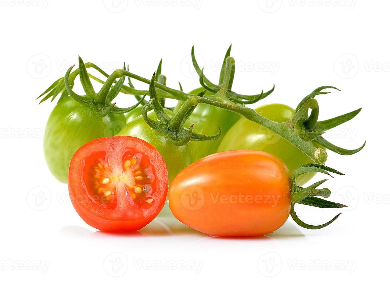 tomates cerises isolés sur fond blanc photo