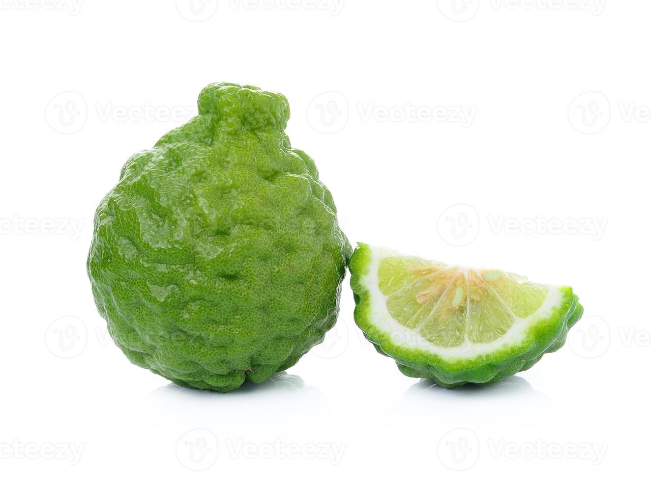 Citron kaffir ou fruit de bergamote sur fond blanc photo