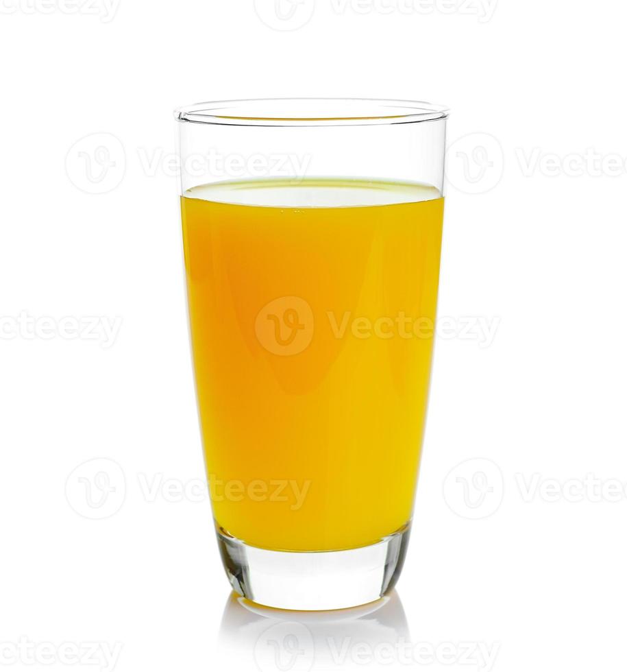 Verre plein de jus d'orange isolé sur fond blanc photo