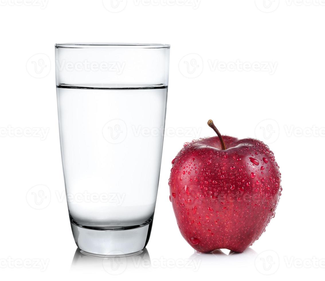 Verre d'eau et pomme isolé sur fond blanc photo