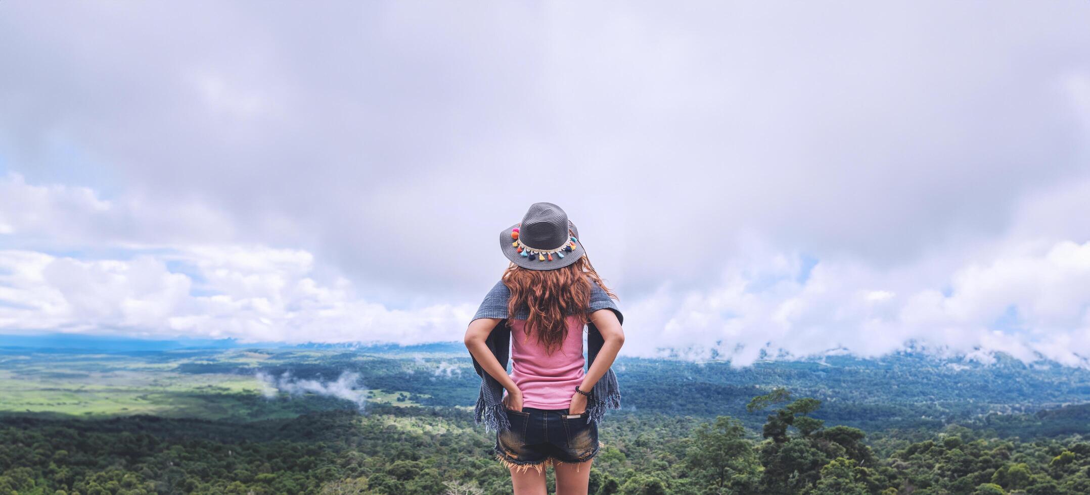 les femmes asiatiques voyagent se détendent pendant les vacances. debout sur la montagne. Thaïlande photo