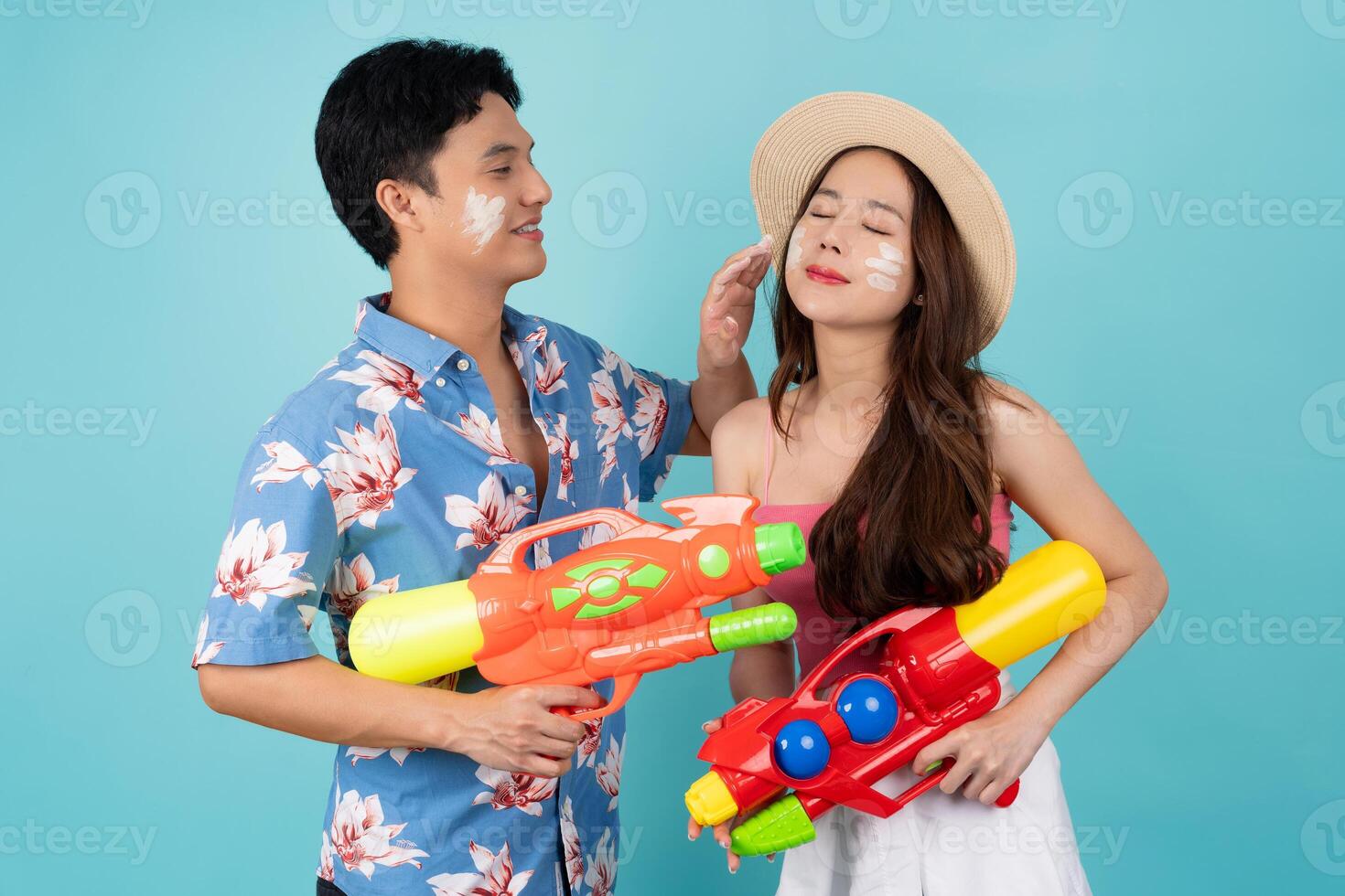 asiatique touristes dans été vêtements jouer dans le l'eau avec Plastique l'eau pistolets et poudre pendant le Songkran Festival dans Thaïlande. photo