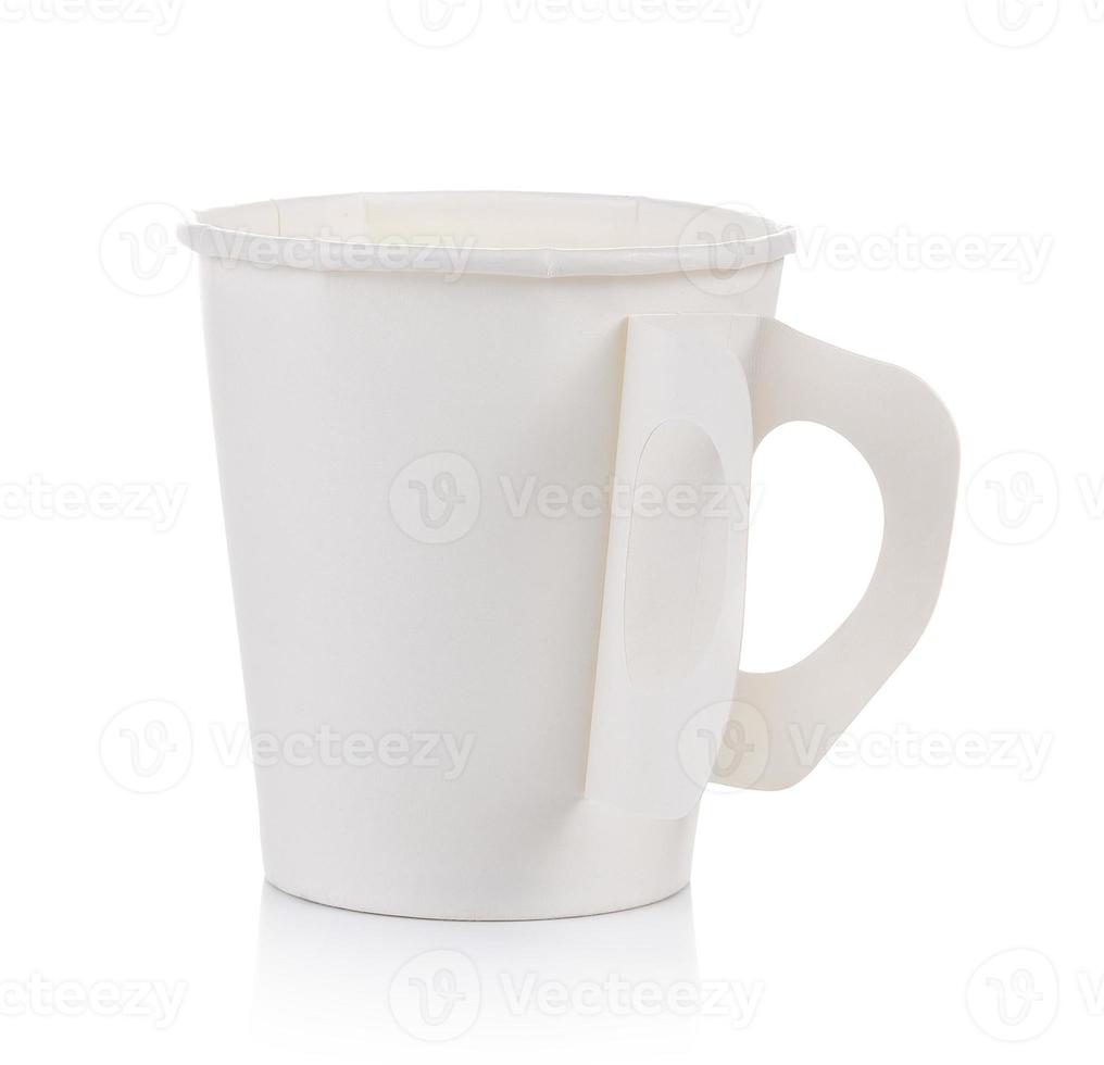 tasse de papier pour le café isolé sur fond blanc photo
