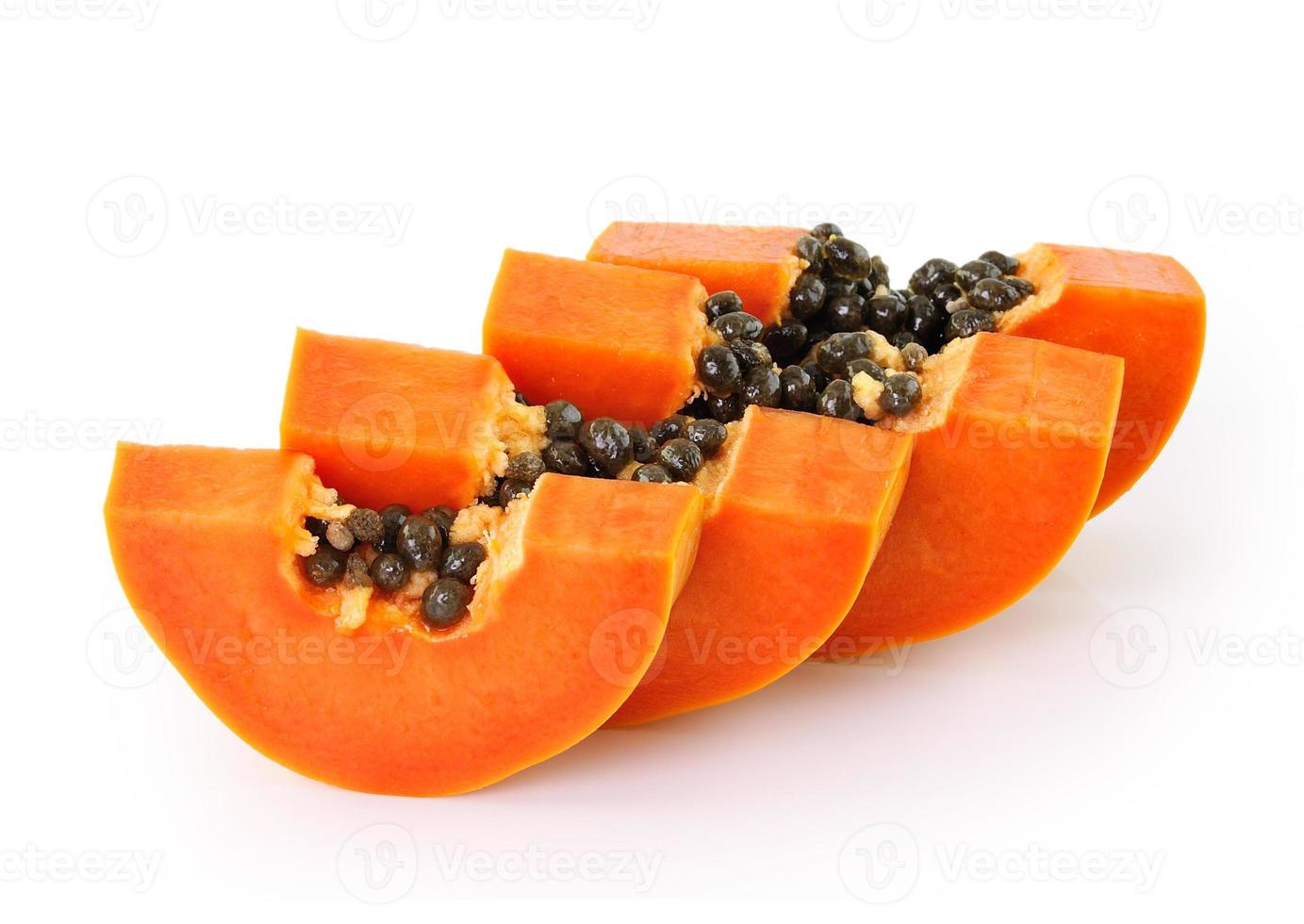 Tranche de papaye juteuse mûre fraîche sur fond blanc photo