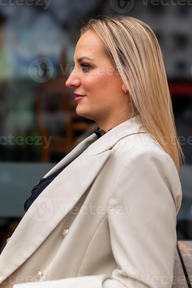 une femme d'affaires avec une blanc blazer photo