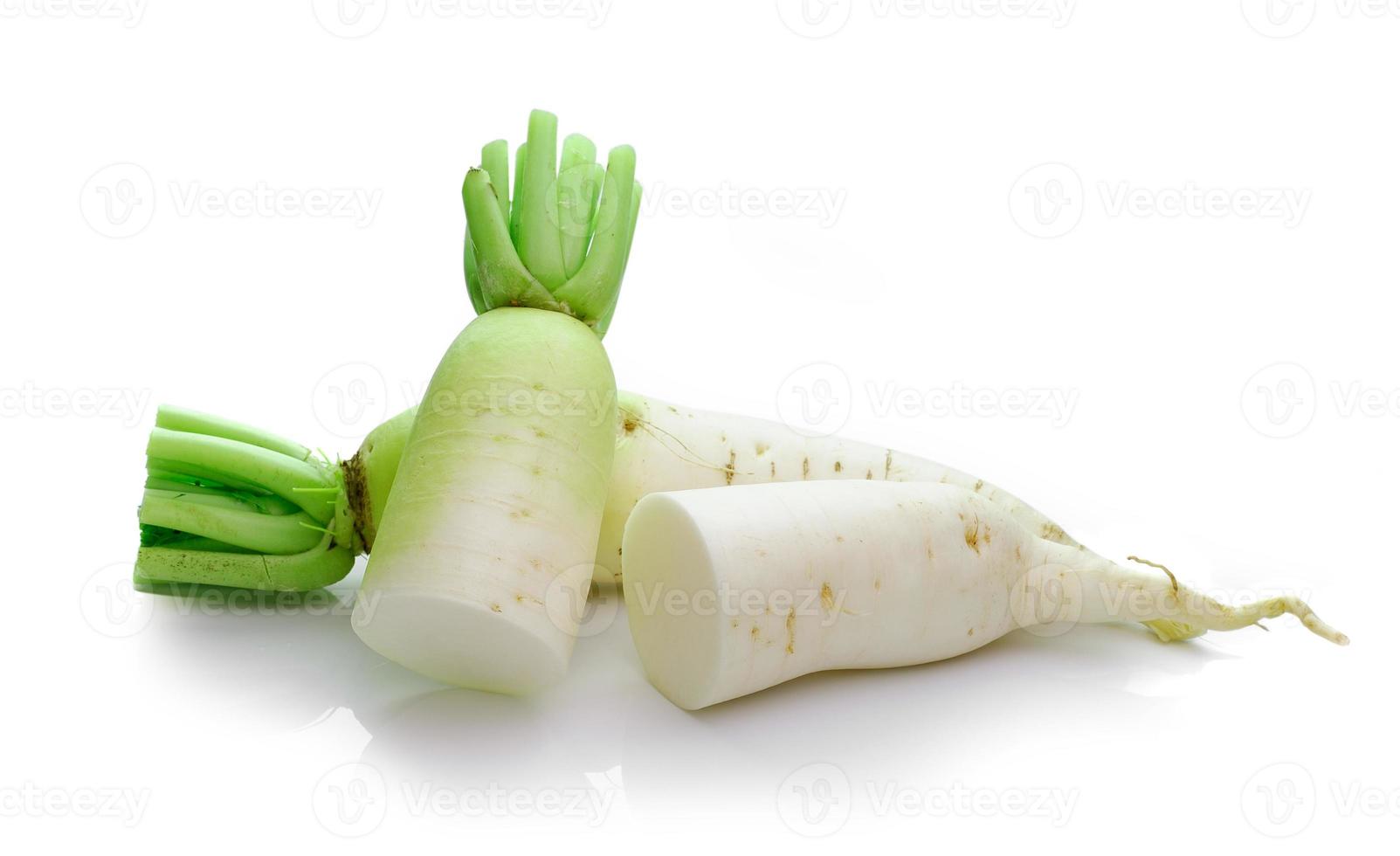 Radis daikon isolé sur fond blanc photo