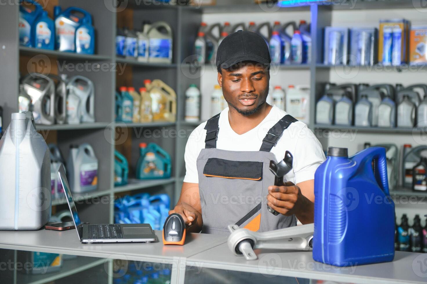 auto les pièces magasin. le vendeur reçoit le produit et évalue le qualité photo