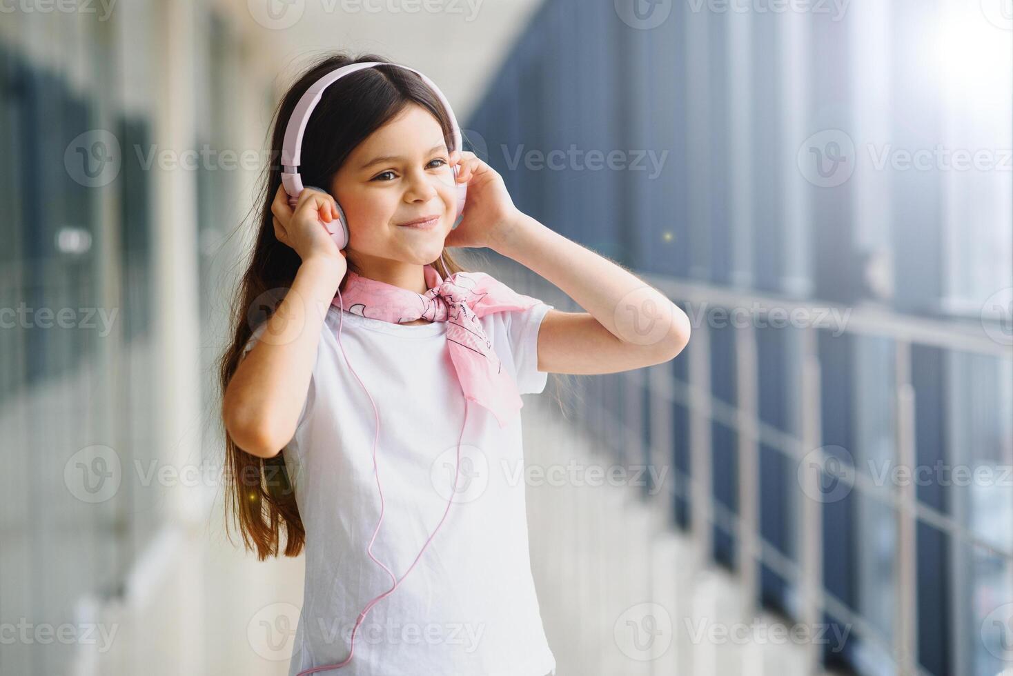 élégant fille écoute à la musique rose écouteurs photo