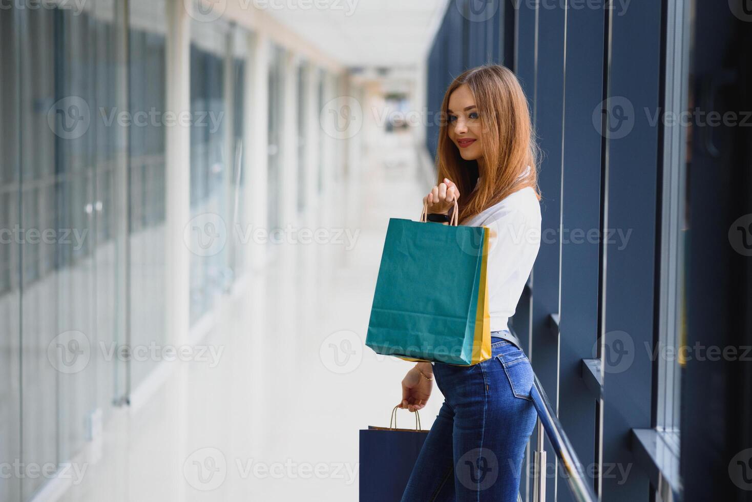 magnifique Jeune femme avec Sacs dans achats centre photo