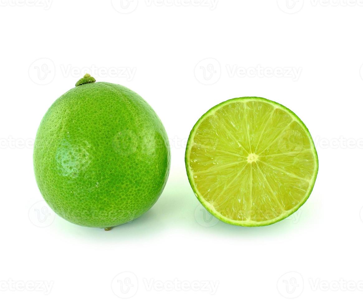 citron vert frais et mûr sur fond blanc photo