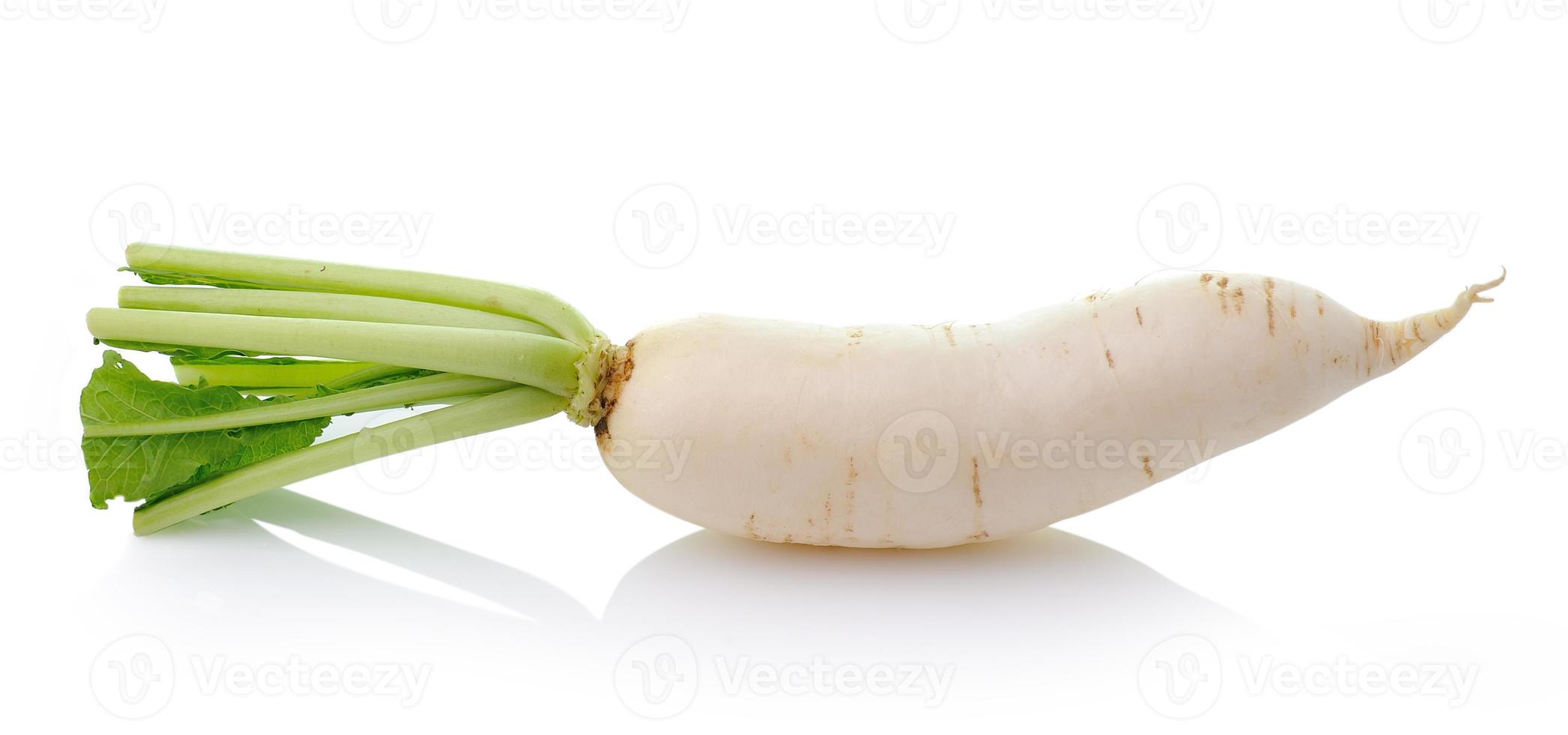 Radis daikon isolé sur fond blanc photo