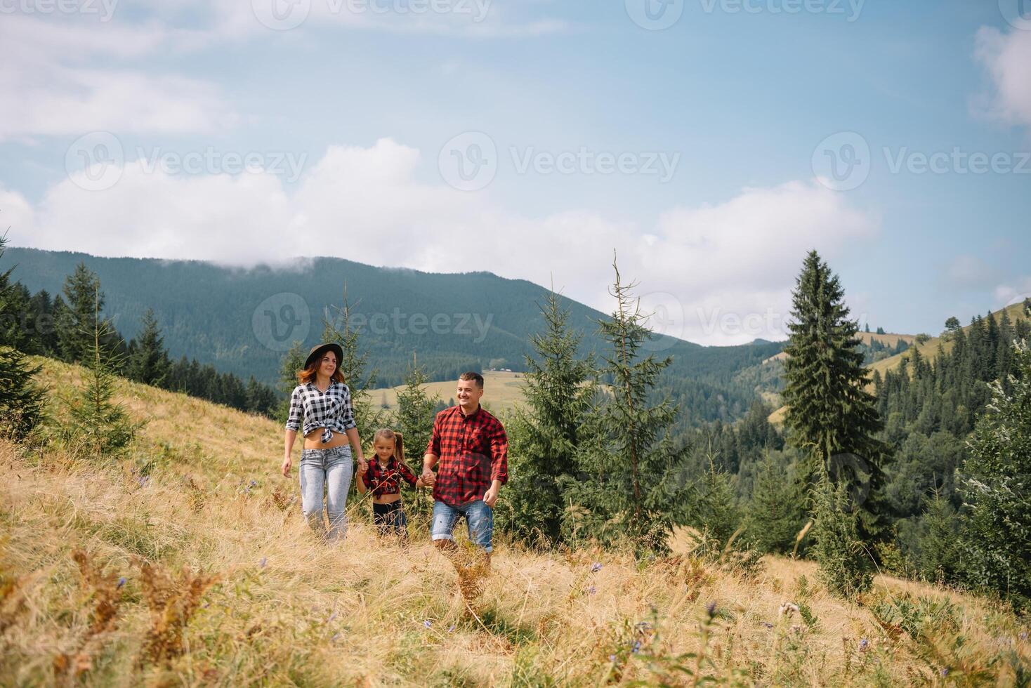 père et enfant randonnée dans scénique montagnes. papa et fils profiter le vue de le Montagne Haut dans Carpates montagnes photo
