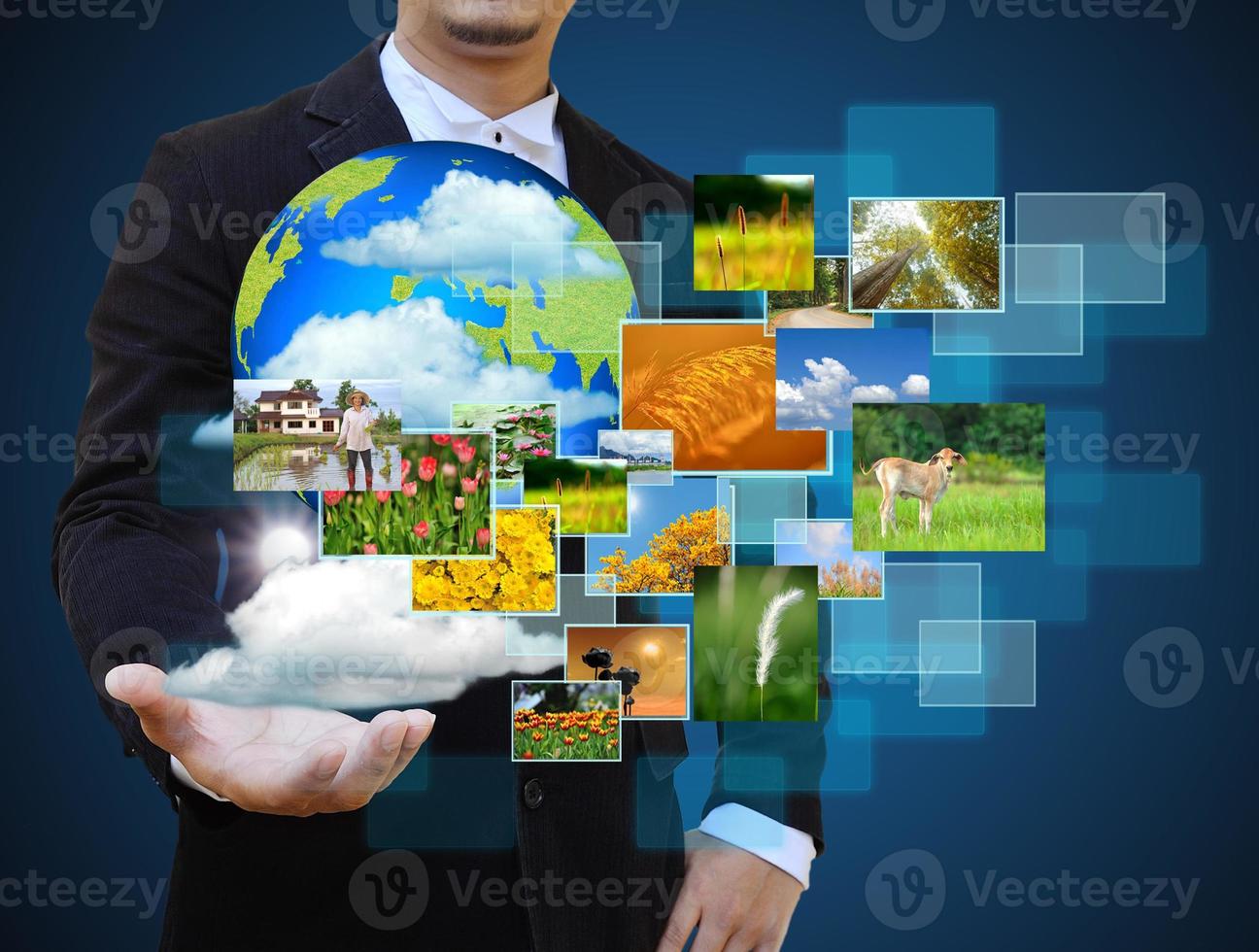 homme d'affaires tenant la terre verte dans les mains et atteignant des images en streaming concept .environnement photo