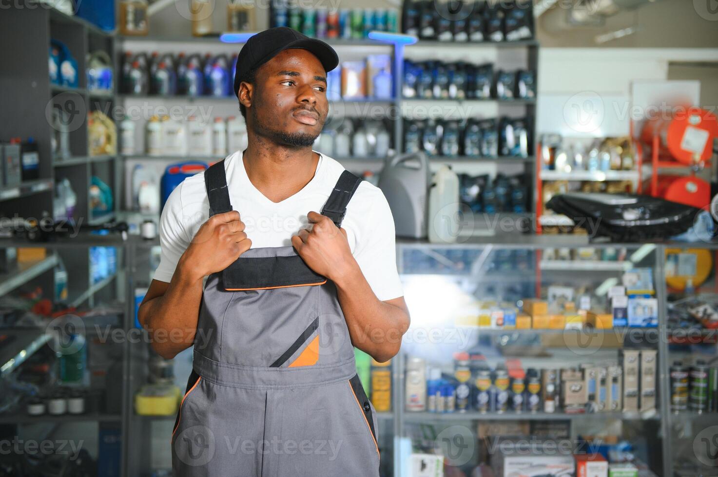 portrait de une Beau vendeur dans un auto les pièces magasin. le concept de voiture réparation photo