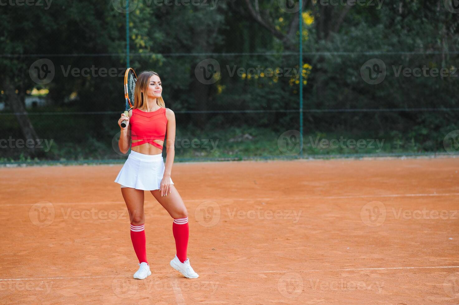 fille tennis joueur est formation sur le tribunal photo