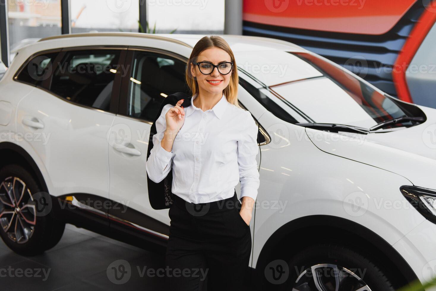 affaires femme dans auto salon. concept de femelle chauffeur photo