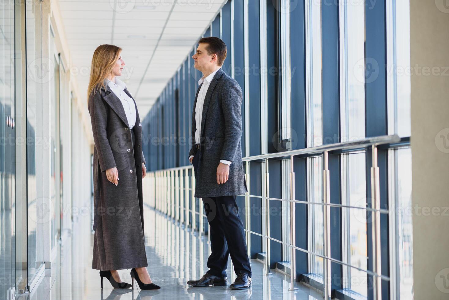 le affaires gens marcher dans le Bureau salle photo