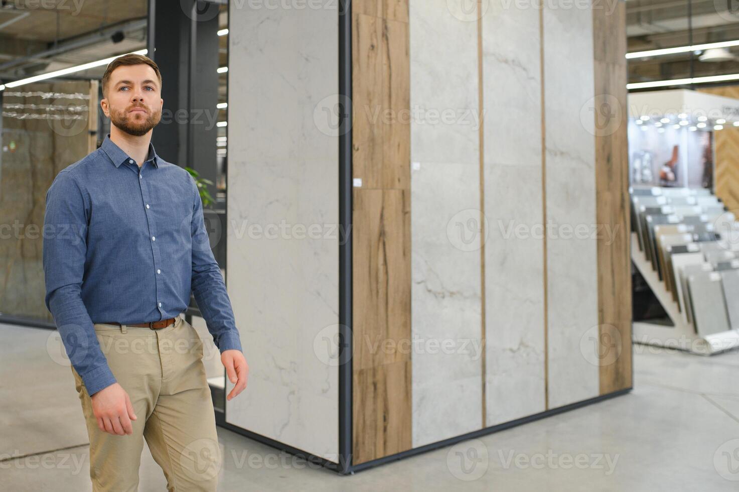 Jeune homme choisir carrelage à bâtiment marché photo