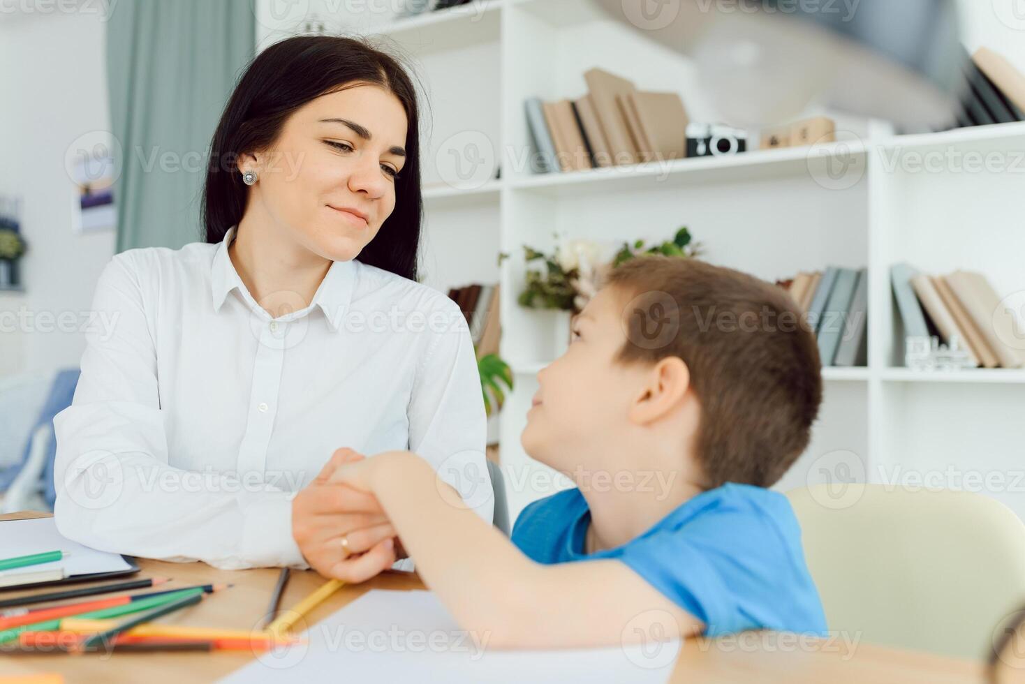 enfant psychologue assister petit garçon. le concept de psychologique assistance à les enfants. photo