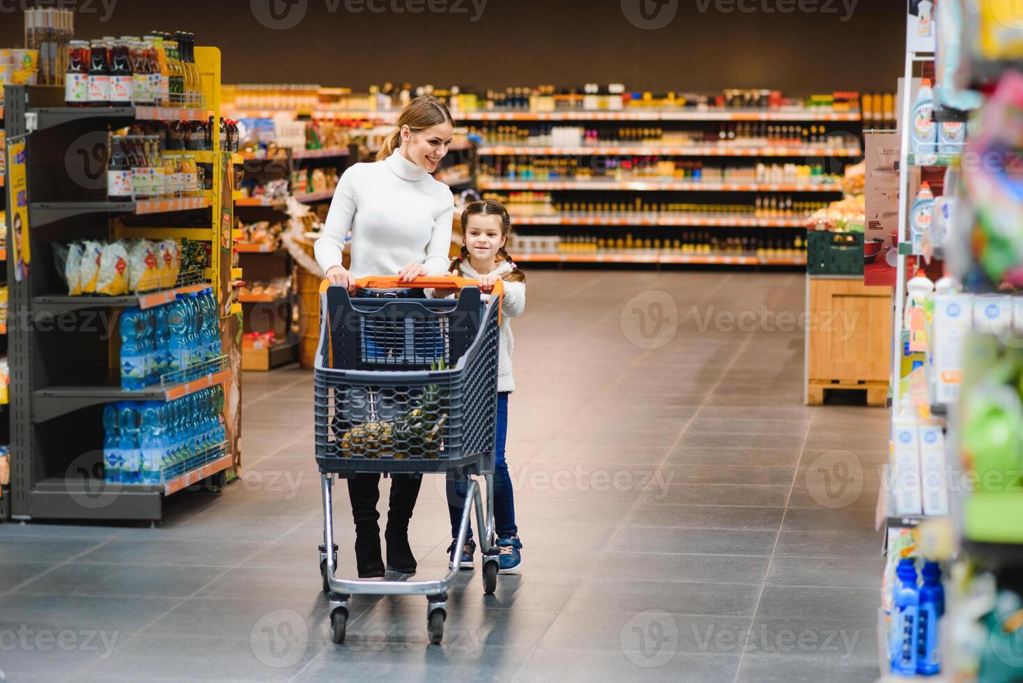 mère avec fille à une épicerie boutique photo