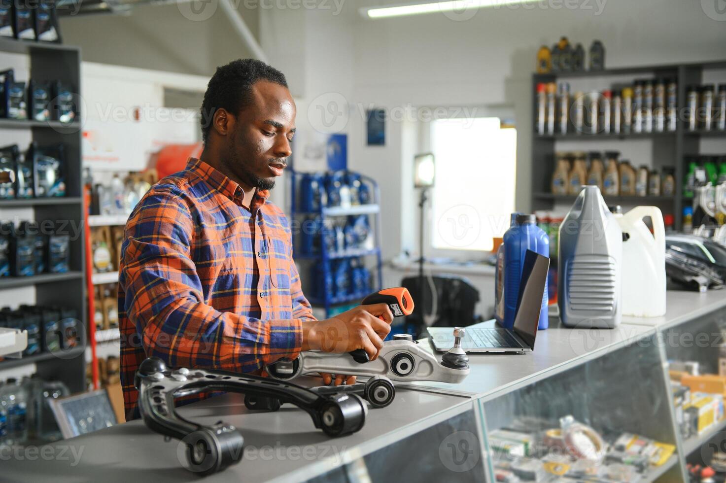 auto les pièces magasin. le vendeur reçoit le produit et évalue le qualité photo