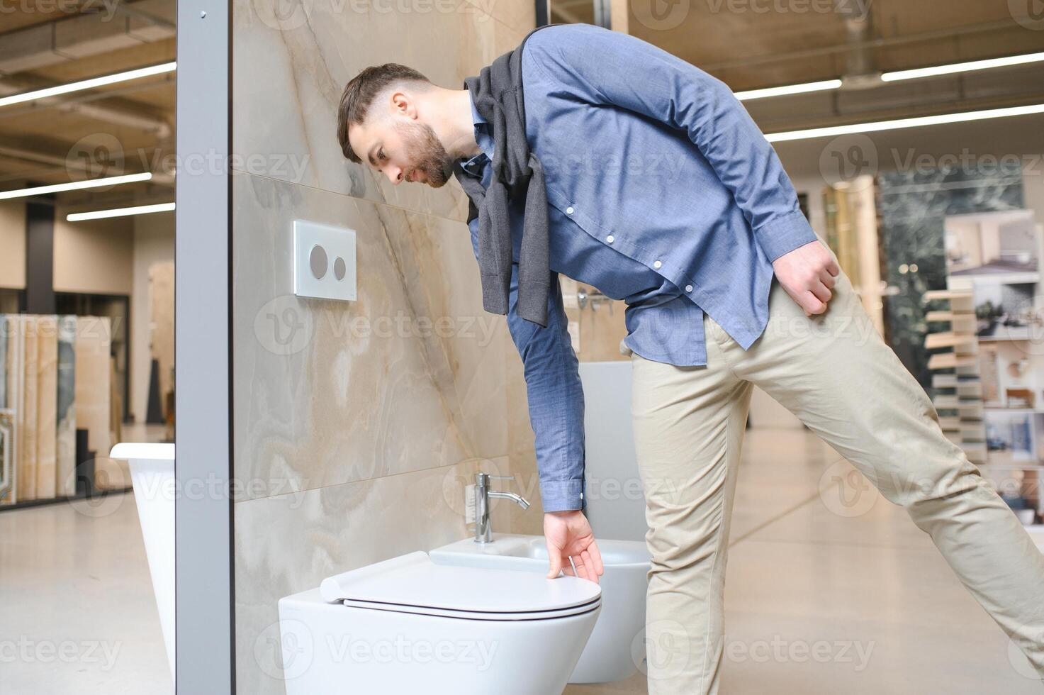 Masculin client à la recherche à toilettes sur vente à une moderne boutique ou achats centre photo