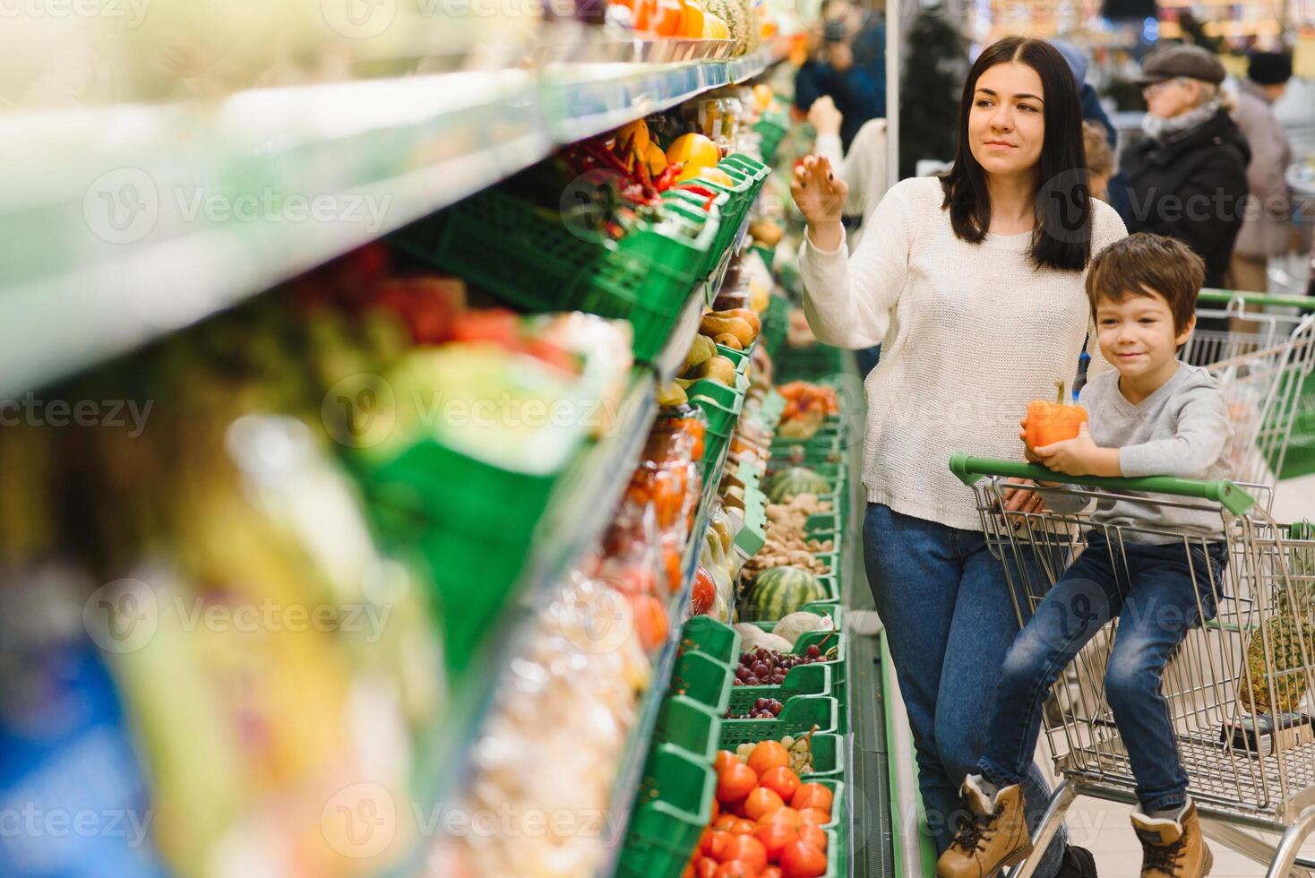 mère et enfant achats à Les agriculteurs marché pour des fruits et des légumes photo