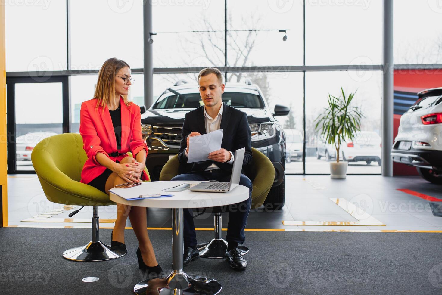 réussi homme d'affaire dans une voiture concession - vente de Véhicules à les clients photo